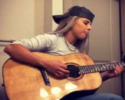 Besides singing she can also play the guitar.